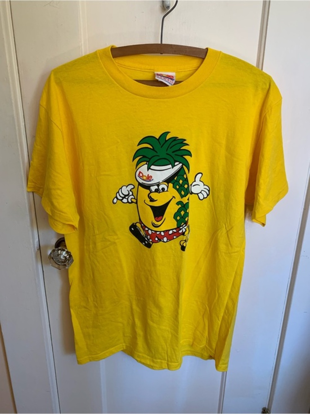 Dole Hawaii Pineapple T‎ Shirt Yellow Graphic Hug A Pineapple Mens Medium